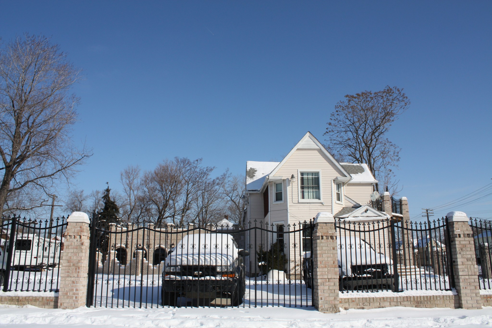 3. Detroit, column fence